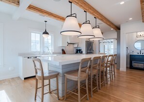 冰箱、微波炉、烤箱、炉灶