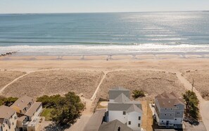 Plage, chaises longues, serviettes de plage