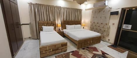 Quarto casal ou duplo luxo | Quartos à prova de som, Wi-Fi de cortesia