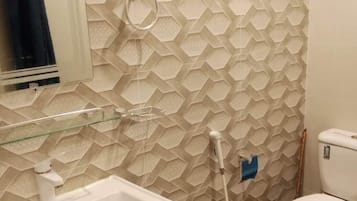 Deluxe kamer, 1 twee- of 2 eenpersoonsbedden | Badkamer | Gratis toiletartikelen, zeep