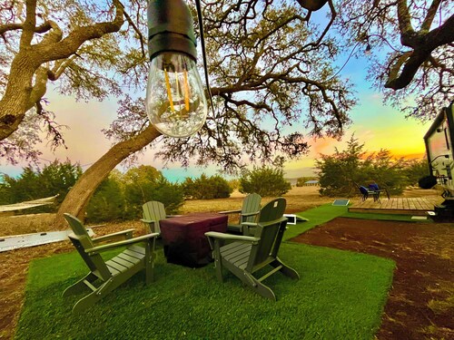 Ramblin' Rose: a sweet Glamper for 2 under the stars in Dripping Springs