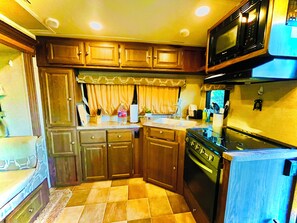 Fridge, microwave, oven, stovetop - Ramblin' Rose: a sweet Glamper for 2 under the stars in Dripping Springs (Dripping Springs)