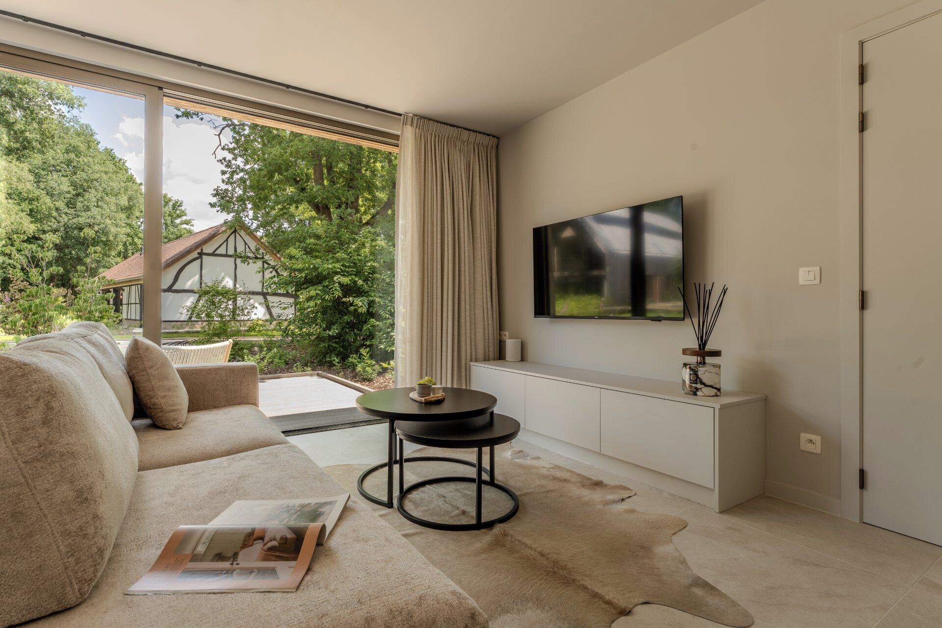 Ervaar Luxe En Romantiek In De Suite Bij Woodz-lodges, Een Perfecte Bestemming Voor Een Ontspannend Uitje Met Alle Comfort En Stijl. - Zonhoven