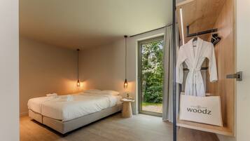 1 bedroom, desk, travel crib, WiFi