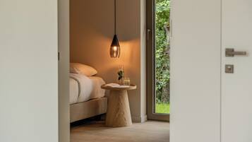 1 bedroom, desk, travel crib, WiFi