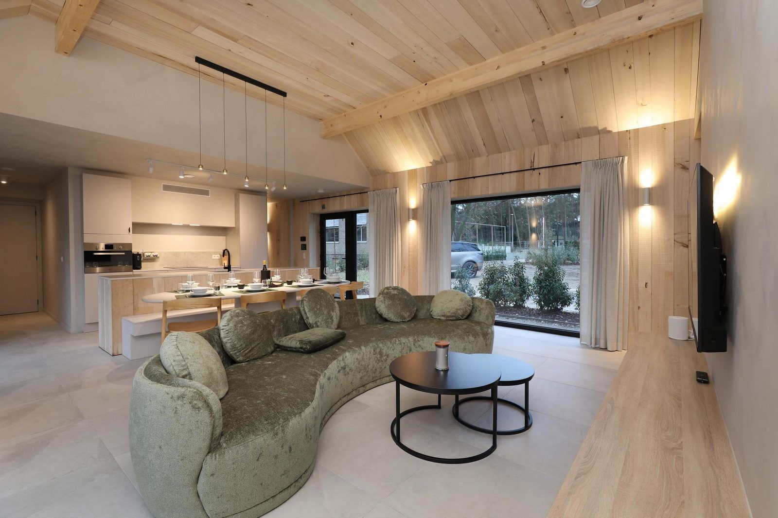 Smart-TV, peis, filmbibliotek og stereoanlegg