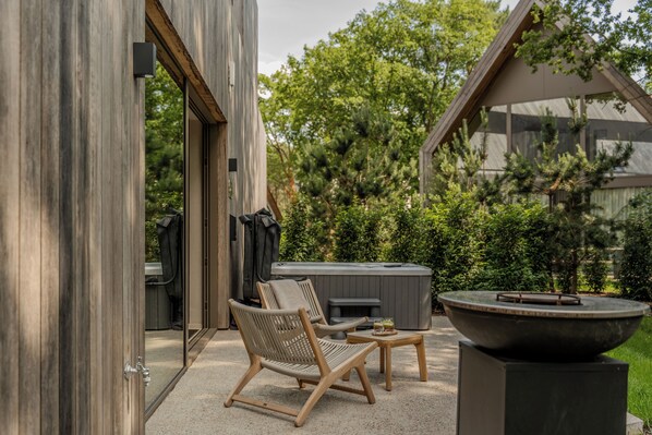Terrace/patio - Experience luxury and relaxation in the Wellness Suite, featuring a sauna, jacuzzi, and a serene forest-edge location. (Heusden-Zolder)