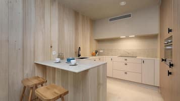 Microwave, dishwasher, coffee/tea maker, toaster