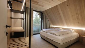 3 bedrooms, desk, travel crib, WiFi