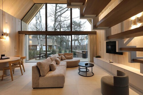 Luxurious lodge for 6, bathed in natural light, located in the green heart of Belgian Limburg.
