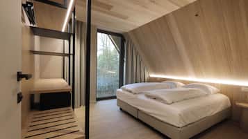 5 bedrooms, desk, travel crib, WiFi
