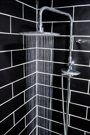 Ducha, secador de pelo, toallas, jabón