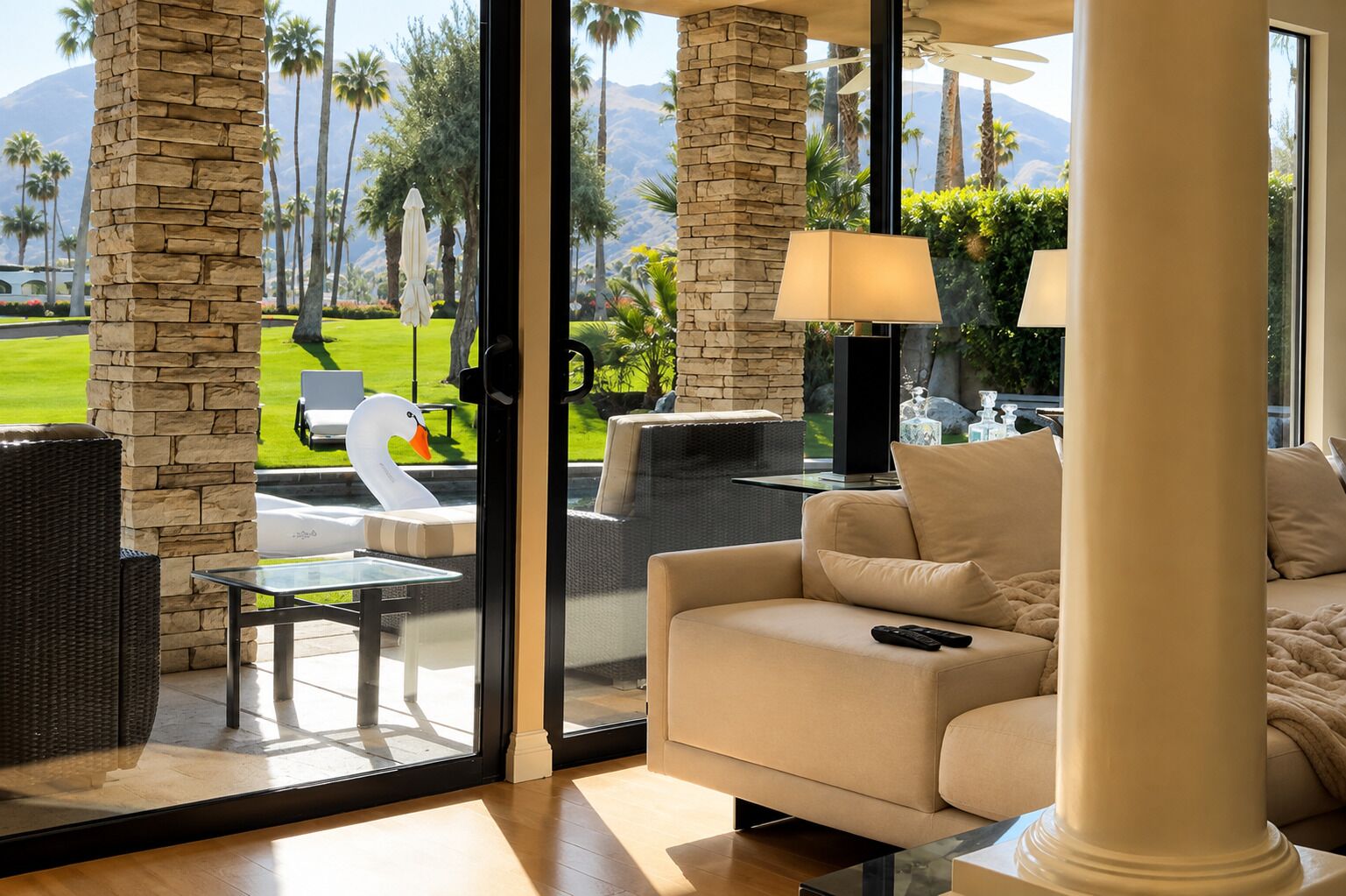 Una Smart TV, una chimenea, un reproductor de DVD, libros