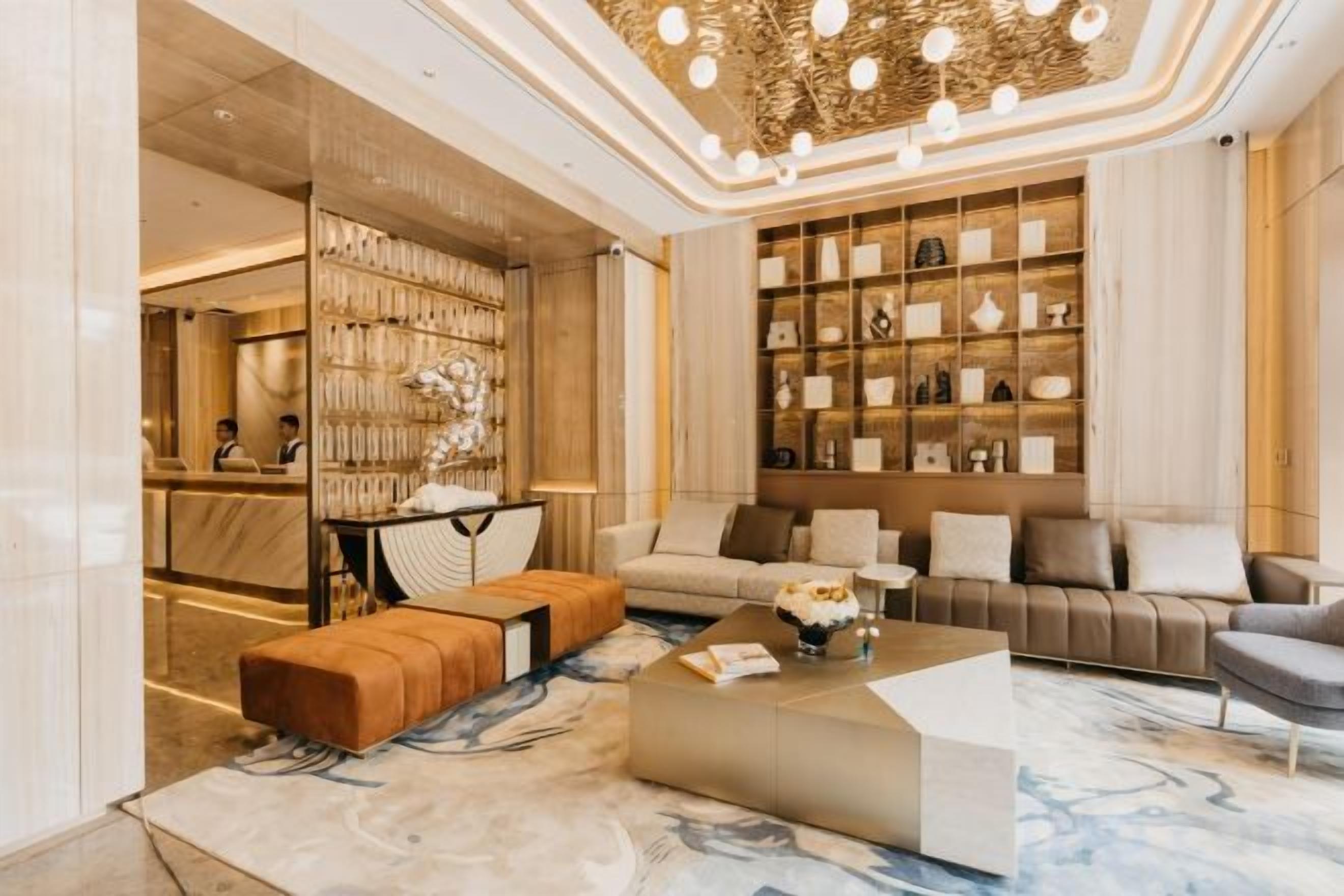 Eine moderne Lobby mit Empfangsschalter, Sitzgelegenheiten und dekorativen Regalen.