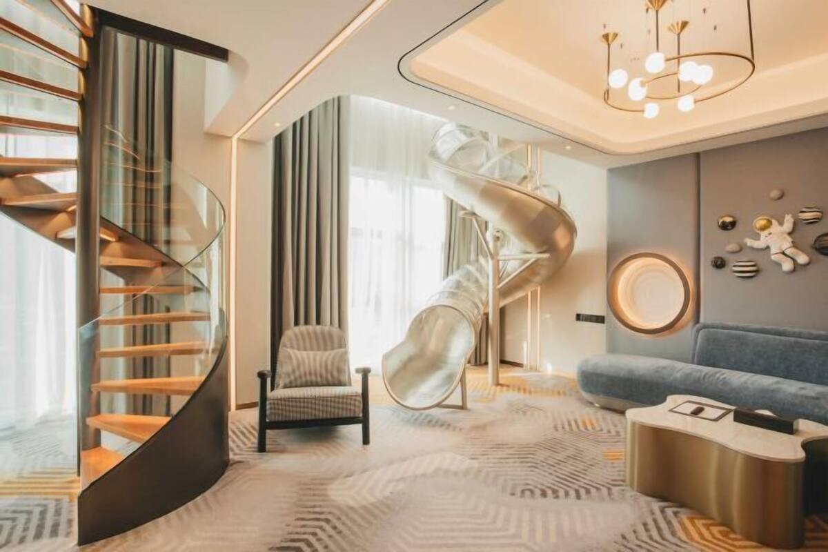 Ein modernes Interieur mit einer Wendeltreppe, einer Lounge und einem außergewöhnlichen Deckenstil.