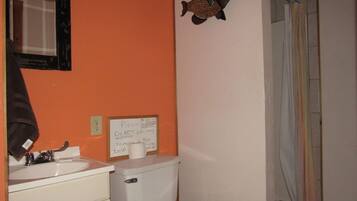 Asciugamani, sapone, shampoo, carta igienica