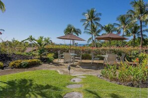 Outdoor dining - Upgraded Chic Condo with Lush Gardens! (Kailua-Kona)