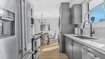 Køleskab, mikrobølgeovn, ovn, kogeplade