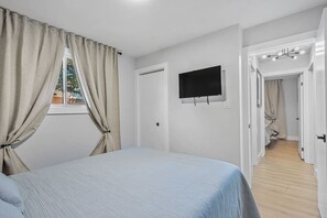 3 bedrooms, desk, iron/ironing board, WiFi