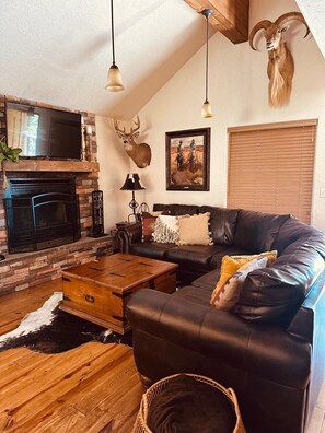 Smart TV, DVD player - Lovely and picturesque updated cabin in Angel Fire, sleeps 11!   (Angel Fire)