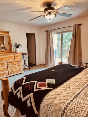 4 bedrooms, WiFi, bed sheets - Lovely and picturesque updated cabin in Angel Fire, sleeps 11!   (Angel Fire)