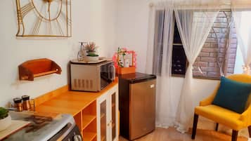 Réfrigérateur, micro-ondes, plaque de cuisson, cafetiÚre/bouilloire