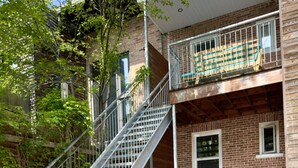 Un tavolo da picnic in legno allestito all'aperto, con un edificio in mattoni sullo sfondo.