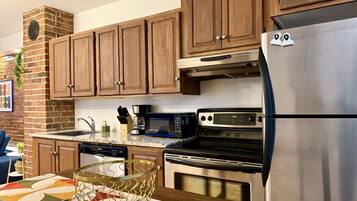 Een koelkast, een magnetron, een oven, een kookplaat