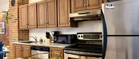 Kjøleskap, mikrobølgeovn, ovn og kokeplater