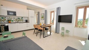 Un appartement moderne comprenant une cuisine, un coin repas et un salon.