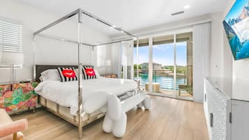 5 habitaciones, escritorio y tabla de planchar con plancha