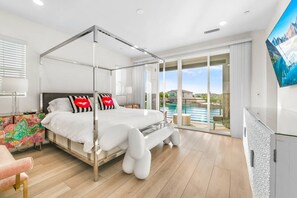 5 bedrooms, desk, iron/ironing board, travel cot