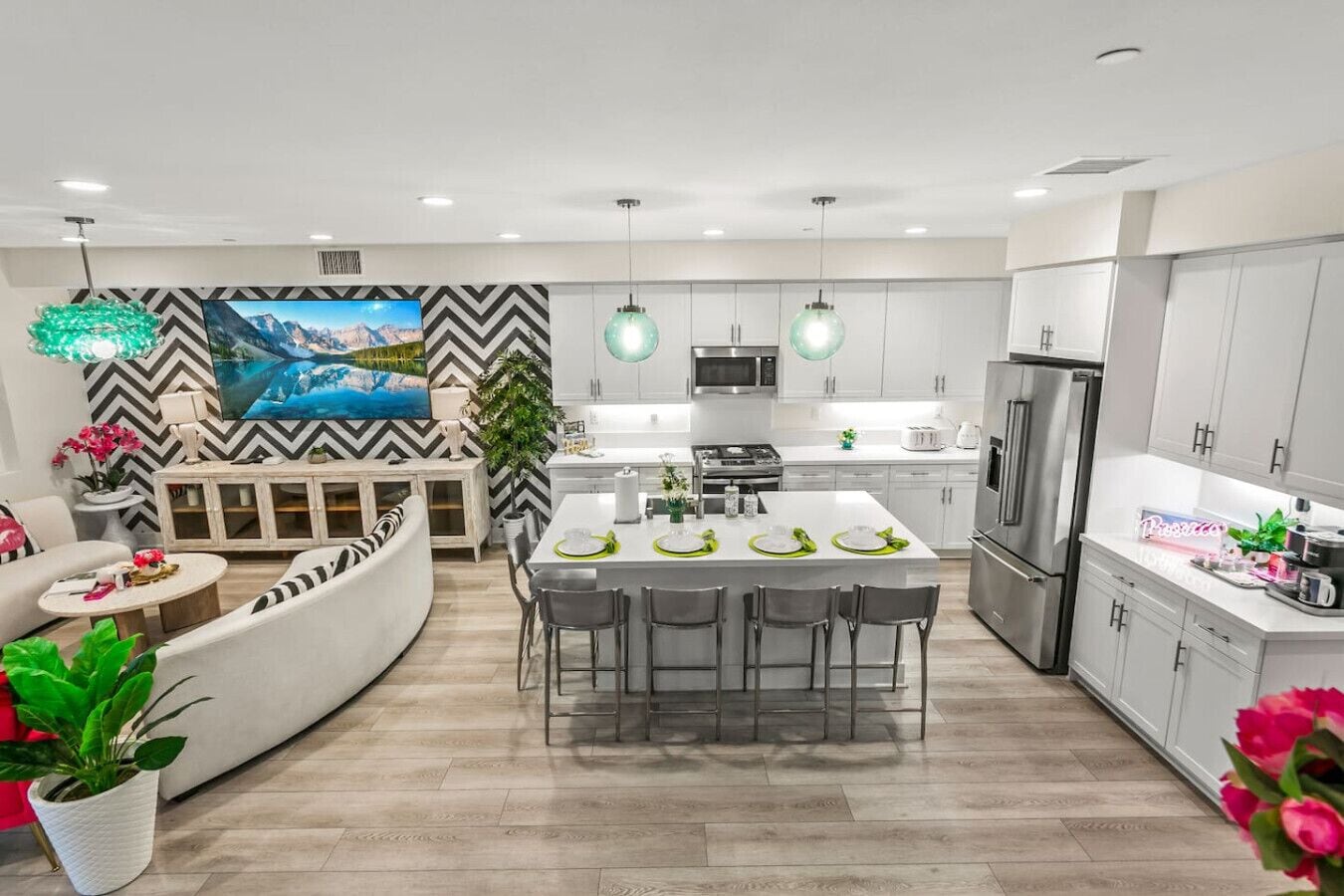 Jääkaappi, mikroaaltouuni, uuni, liesi