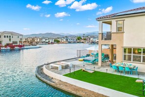 Outdoor dining - Specials Barbie themed, Lakefront, games+pool (Indio)