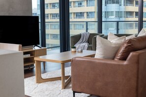 Apartamento clásico, 2 habitaciones | Zona de estar | Smart TV de 40 pulgadas con canales digitales