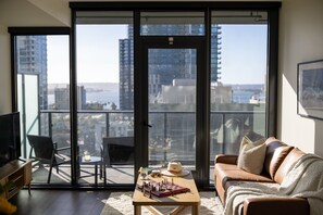 Appartement Deluxe, 1 grand lit et 1 canapé-lit, vue baie | Coin séjour