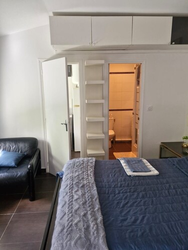 Newly Renovated Gem: 15 mins train ride to Paris