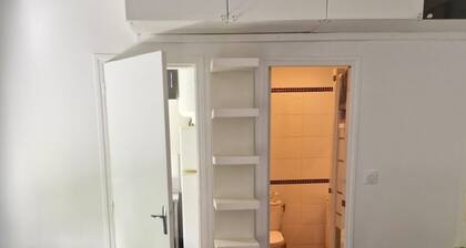 Newly Renovated Gem: 15 mins train ride to Paris