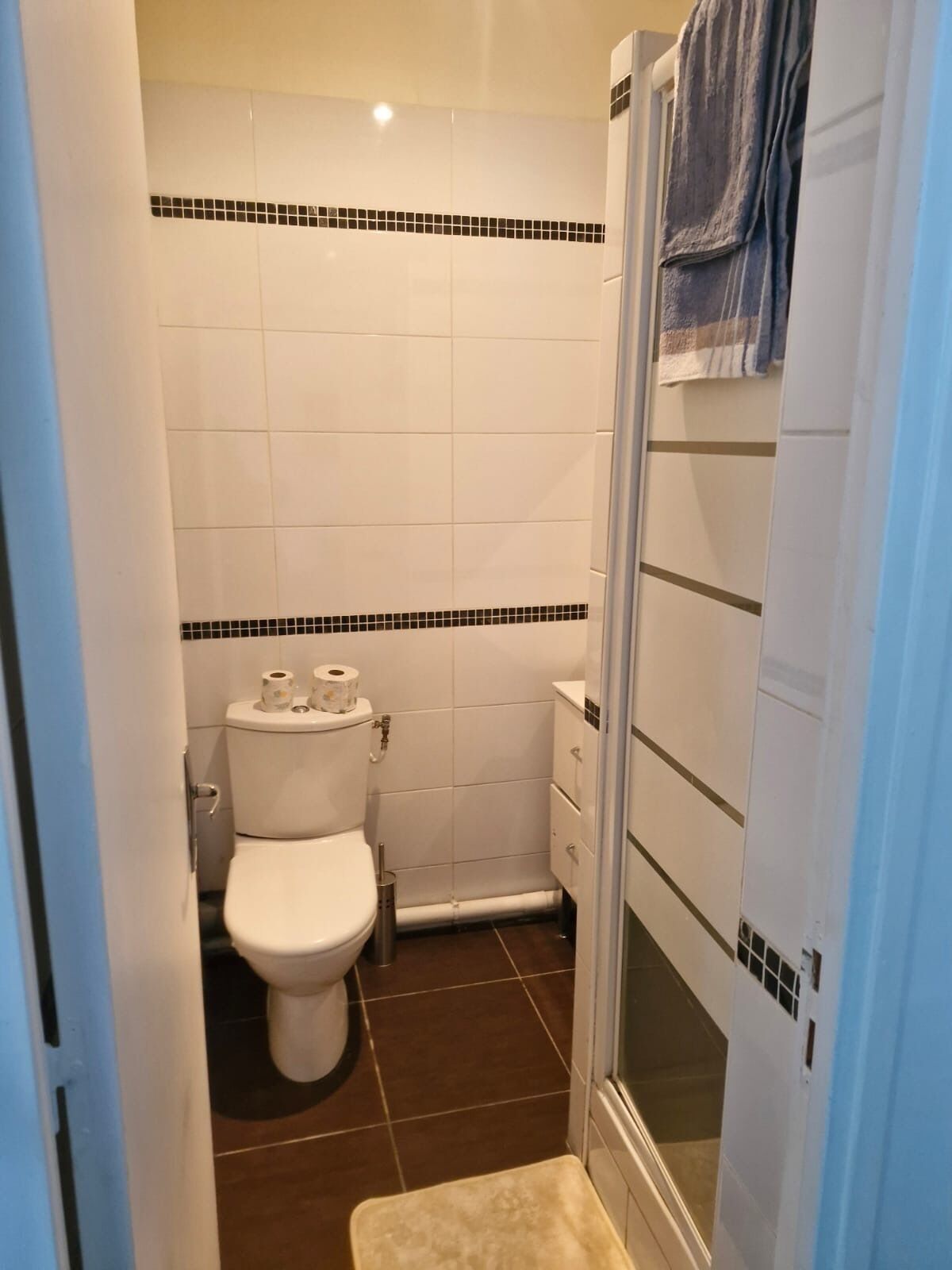 Een douche, een haardroger, handdoeken, zeep
