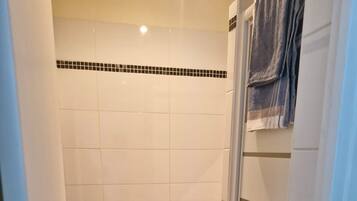 Een douche, een haardroger, handdoeken, zeep