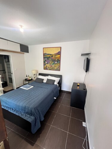 Newly Renovated Gem: 15 mins train ride to Paris