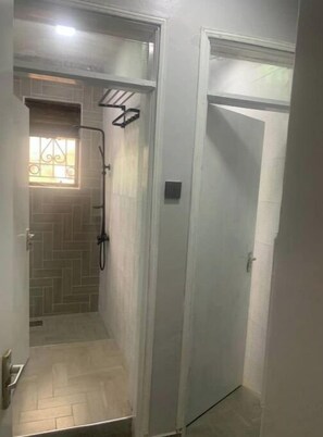 Serviettes fournies, savon, papier toilette