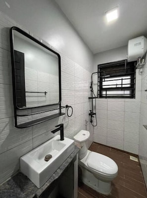 Serviettes fournies, papier toilette