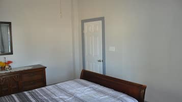 3 bedrooms, desk, iron/ironing board, travel crib