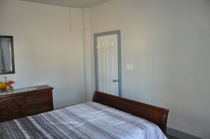 3 Schlafzimmer, Schreibtisch, Bügeleisen/Bügelbrett, Reisekinderbett