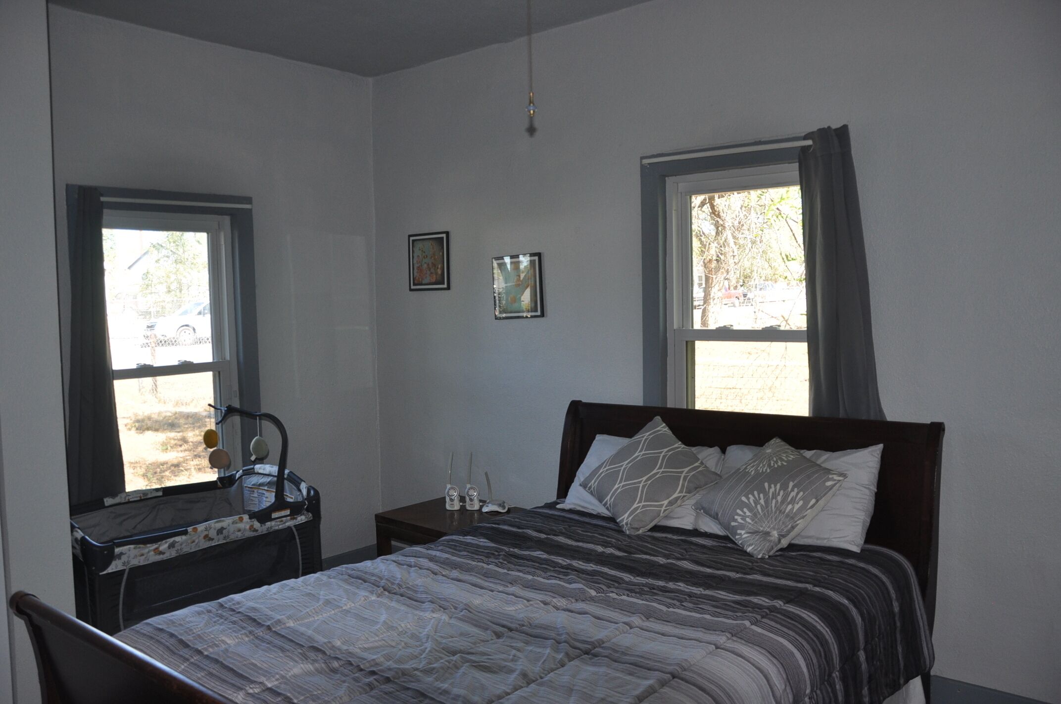 3 quartos, escrivaninha, ferros/tábuas de passar roupa, berço de viagem