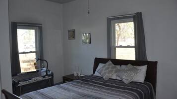 3 bedrooms, desk, iron/ironing board, travel crib