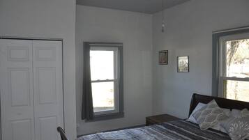 3 bedrooms, desk, iron/ironing board, travel crib