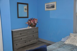 3 bedrooms, desk, iron/ironing board, travel cot - Charming 3-bedroom house. Centrally located for work or play. (Pueblo)