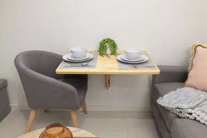 Interior - Clean 1 Bdr Apt w/ AC & Kitchen | Parking | 339AF1 (Rocklea)
